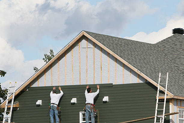 Professional Vinyl Siding technician working in Barberton, OH
